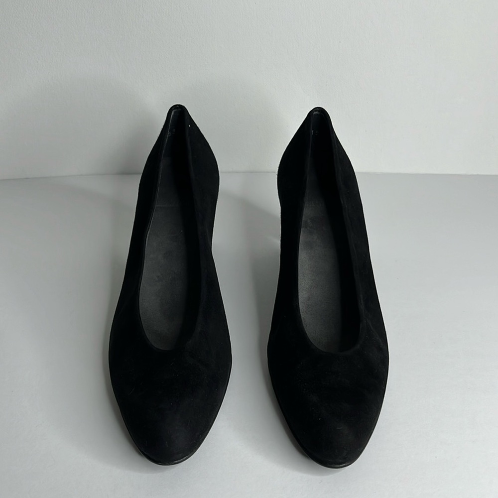 Stuart Weitzman Suede Round Toe Short Heel Sz 7 1/2
